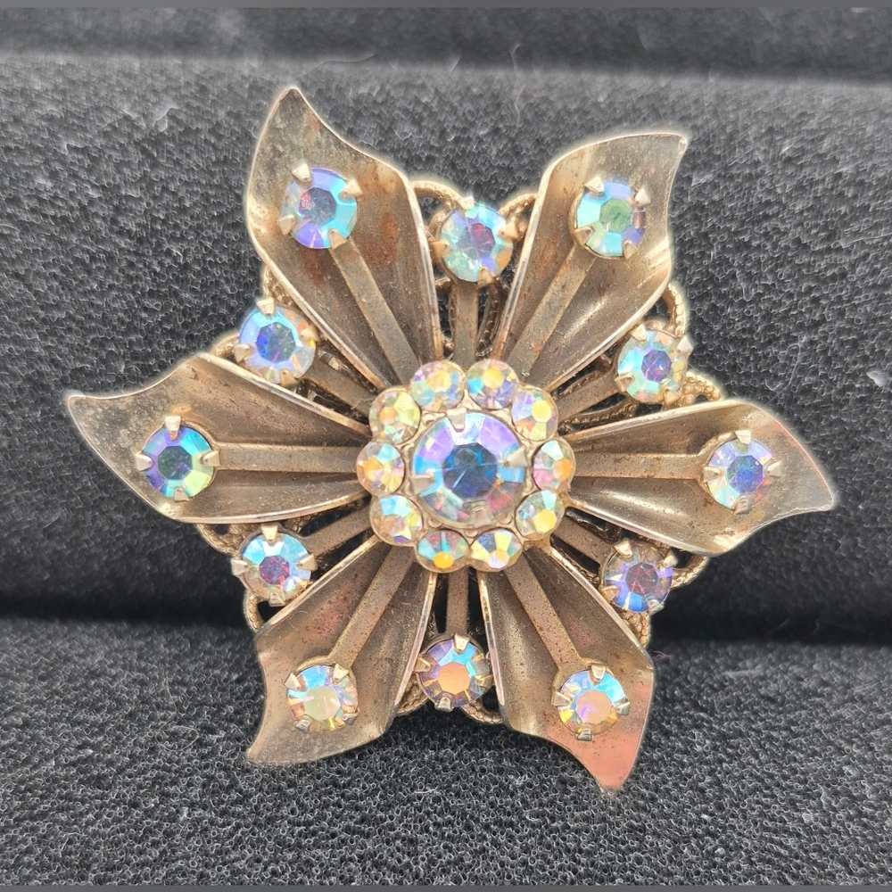 Elegant Gold Aurora Borealis Brooch with Iridescent Accents